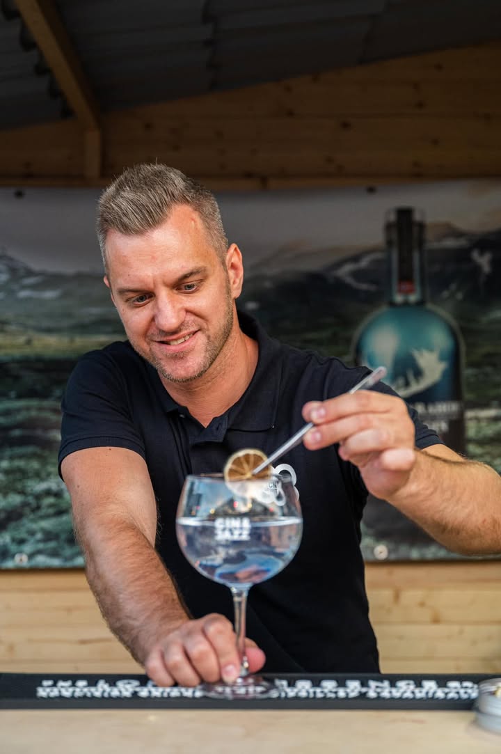Egy barcelonai gin bárban döbbent rá Erdei Zsolt, hogy ő valójában szereti a gin tonicot,…