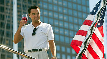 Leonardo DiCaprio Jordan Belfort szerepében, A Wall Street farkasa című filmben